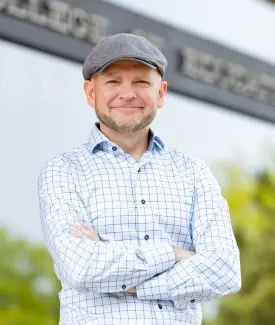 photo of Robb Lindgren in front of the Education Building