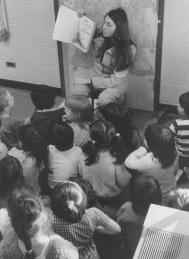 Sandie Linn reading in 1974 to children at Lazaro Cardenas School